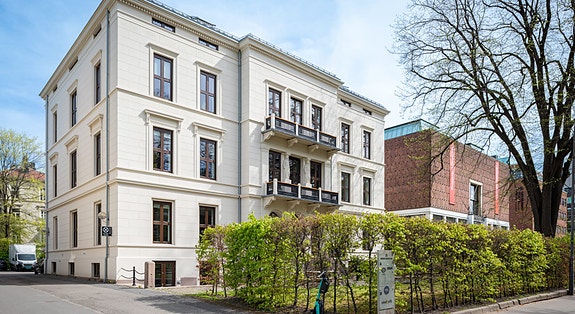 Vi holder til i supre lokaler med utsikt til slottsparken