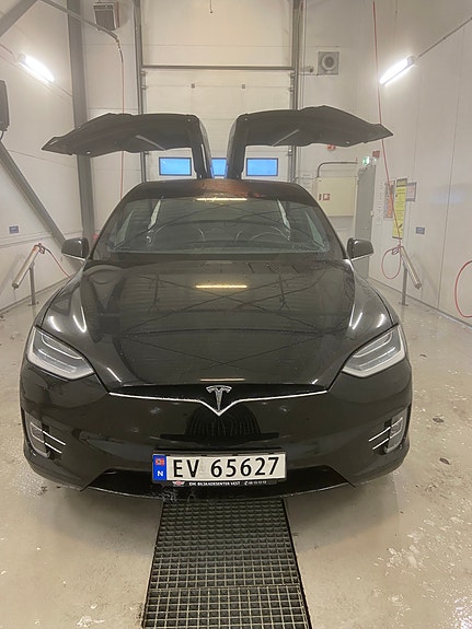 Tesla Model X 7 of 14