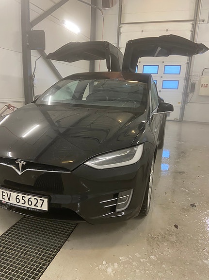 Tesla Model X 8 of 14
