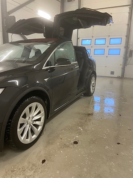 Tesla Model X 10 of 14