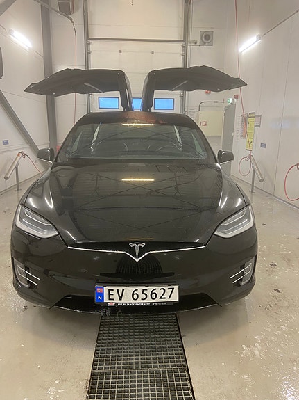 Tesla Model X 4 of 14