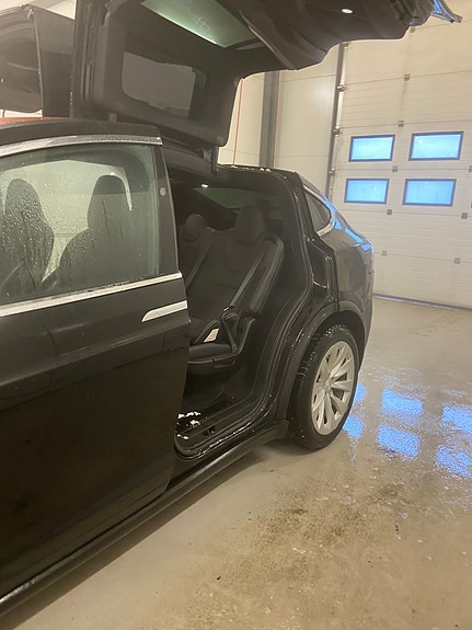 Tesla Model X 11 of 14