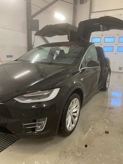 Tesla Model X 9 of 14