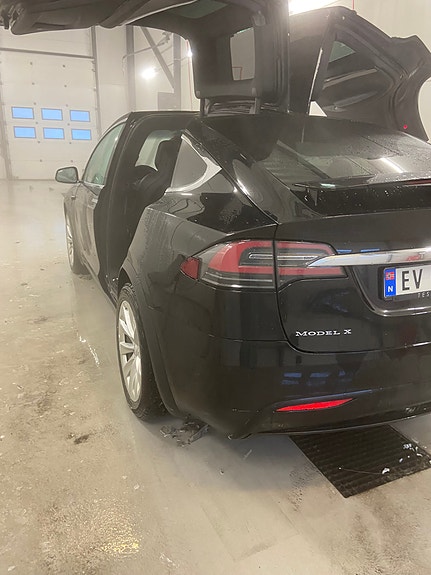Tesla Model X 5 of 14