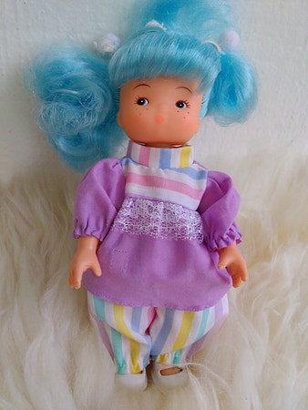 Vintage/retro: Liten dukke 17 cm med dukkeklær merket Gladys Family, Delavennat.