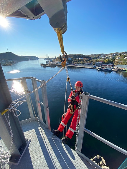 Sikkerhetsøving i 30 meter høyt treningstårn.