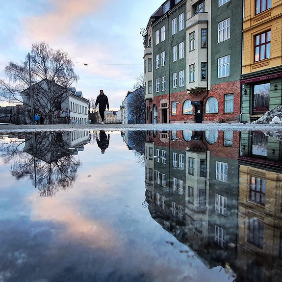 Oslogate med vannspeil. Foto Liz Palm