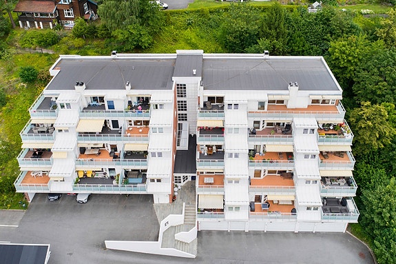 Jernbaneveien 121 - En unik topp/ endeleilighet med stor stue med peis - Heis - Garasje