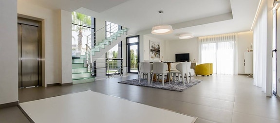 Bruk en megler med gode referanser - se SPANIA1.no