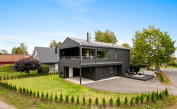 Nannas vei 1 er en lekker enebolig fra 2020 med moderne stil.