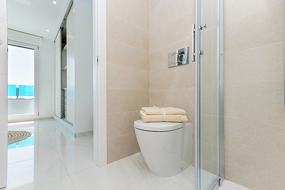 Soverom 1 med eget bad og terrasse