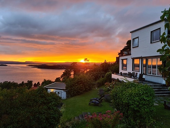 Velkommen til Ingiers vei 10 - En helt unik eiendom med hovedhus og egen kårbolig - presentert av Privatmegleren Panorama v/Partner/eiendomsmegler MNEF Kim Krabbe