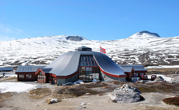 Polarsirkelsenteret med flotte Saltfjellet i bakgrunnen.