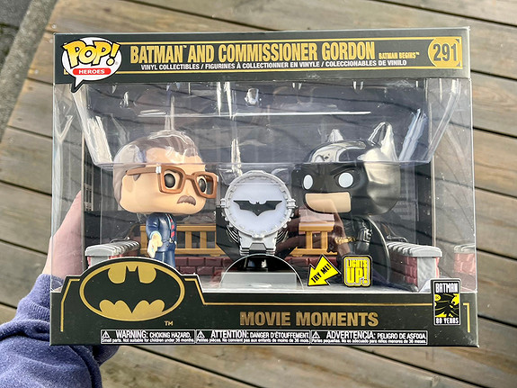 Funko Pop! Movie Moment: Batman 80th - Batman with Light Up Bat Signal