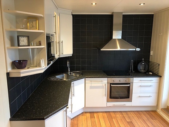 Kjøkkenet er utstyrt og klart til å flytte inn. Integrerte hvitevarer.