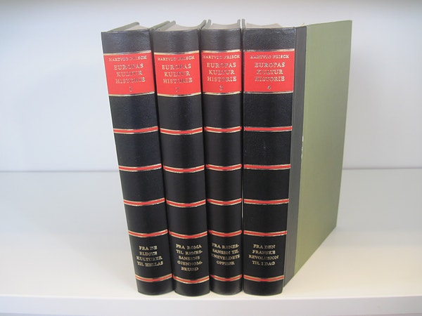 Hartvig Frisch : «Europas Kulturhistorie». Komplett i 4 skinnbind. Bokomtale..