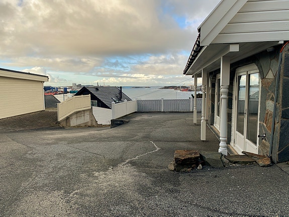 Leiligheten er til høyre i bildet