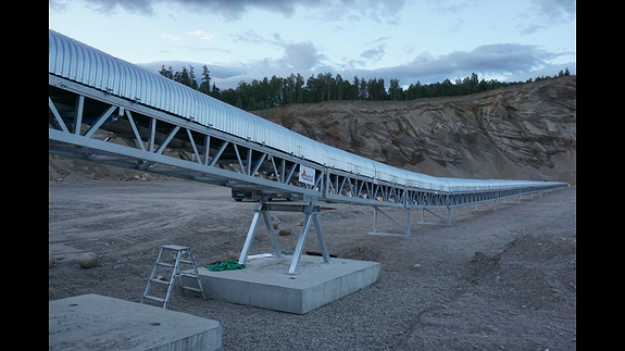 En ny overdekket transportør montert hos kunde