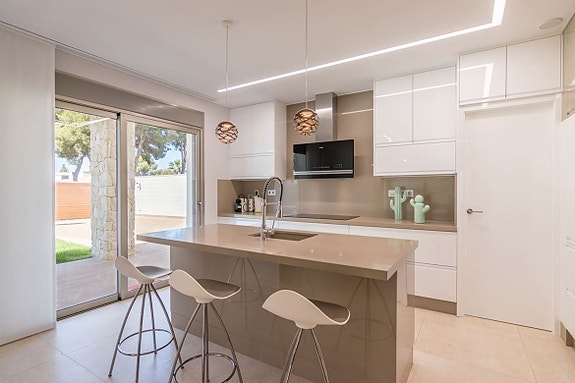 Bruk en megler med gode referanser - se SPANIA1.no