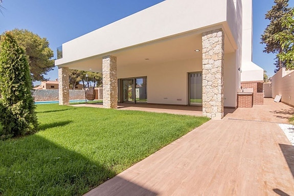 Bruk en megler med gode referanser - se SPANIA1.no