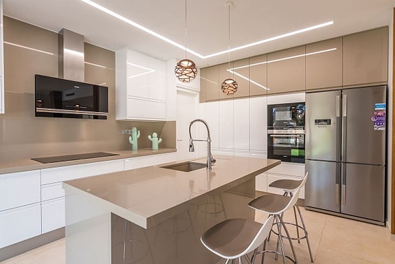 Bruk en megler med gode referanser - se SPANIA1.no