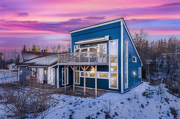 Privatmegleren ved Magnus Landgraff har gleden av å presentere denne svært luftige og moderne eneboligen fra 2006 beliggende i et idyllisk område på Åros i Asker kommune.