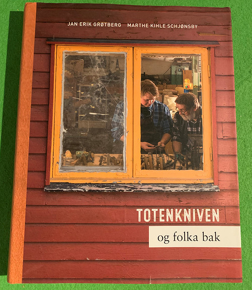 Jan Erik Grøtberg & Marthe Kihle Schjønsby - Totenkniven og folka bak (2016)
Bok med vareomslag. 297 sider. Rikt illustrert. Hilsen fra forfatterne på forsatsblad.