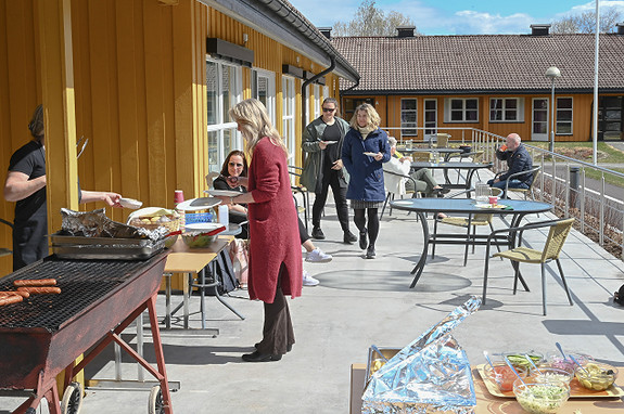 På varme dager spiser vi lunsjen ute og kjøkkenet varter opp med grillmat