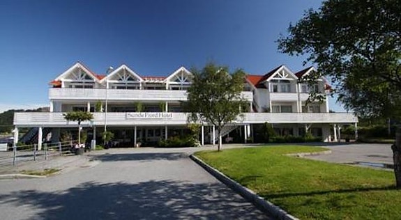 Hotellet mot vest og med hovedinngang.