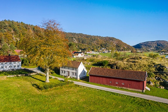 Bolighus og driftsbygning med gårdsvei og hage - alt er fredet