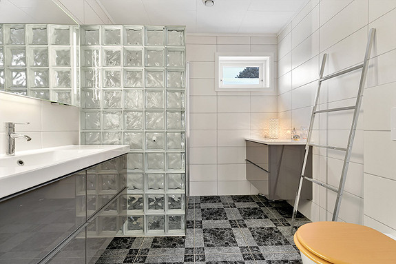 Badet ligger i 1. etasje