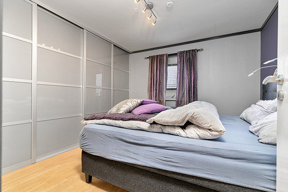 1. etasje - Soverom 1 med skyvedørsgarderobe