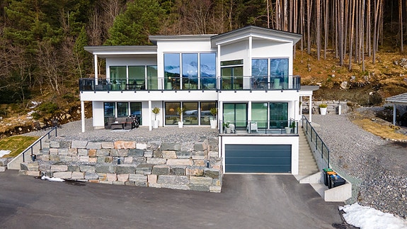 Velkommen til Leirvågdalen 39 presentert av Krogsveen v/Eiendomsmegler Marit Stuen Aursnes.
Sjekk instagramkonto: lisevalo for flere bilder