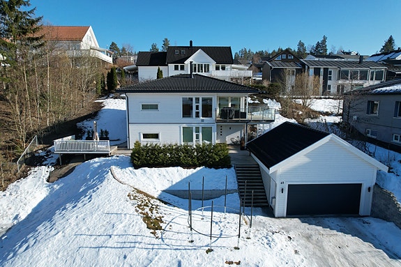 Velkommen til Åmotveien 61 - En lekker og moderne enebolig med garasje