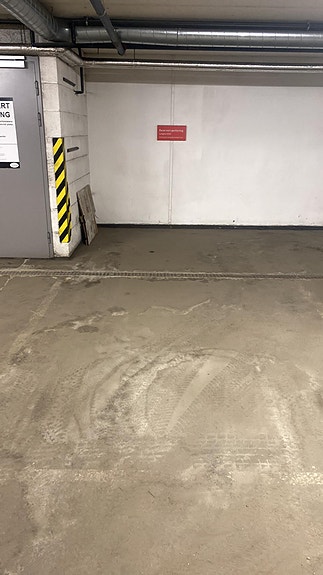 Stor garasjeplass med naboparkering kun på vensre side