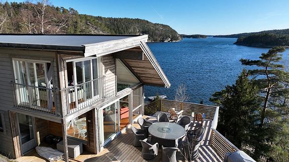 Stor hytte med fantastisk utsikt og sol hele dagen - 30 meter fra sjøen