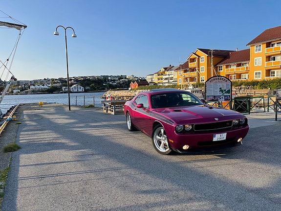 Dodge Challenger 3 of 8