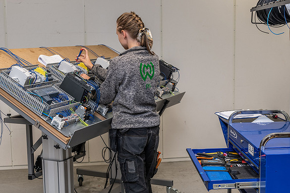 Medarbeider i arbeid med små tavler for en kunde.