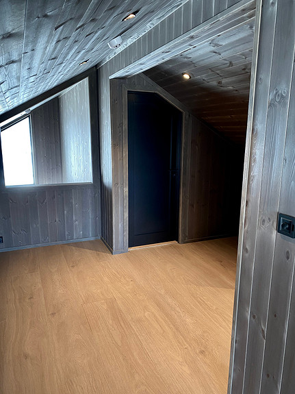 Loftstue/ Gang  med kontorplass og gjennomlys