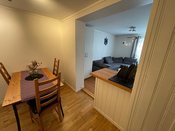 Benk og bardisk skiller stue/kjøkken fra tilstøtende som. Idag brukt som spiseområde.