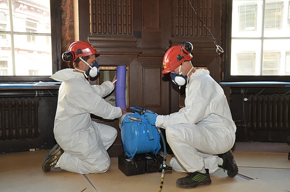 Innvendig rørfornying handler om å gjenbruke de gamle avløpsrørene i et bygg, slik at man unngår å rive tak og vegger. Her blir avløpsrørene i gamle Norges Bank fornyet.