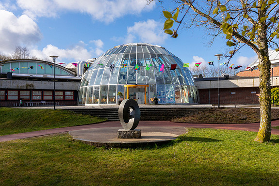 Stavanger kunstmuseum med skulptur av Aase Texmon Rygh. Foto: Oddbjørn Erland Aarstad