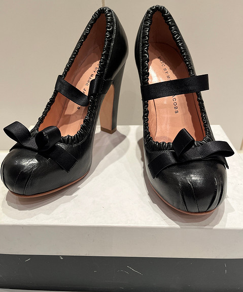 Marc by Marc Jacobs Mary Jane pumps. Ikoniske ultrafeminine skor med veldig høy hel, 10 cm.