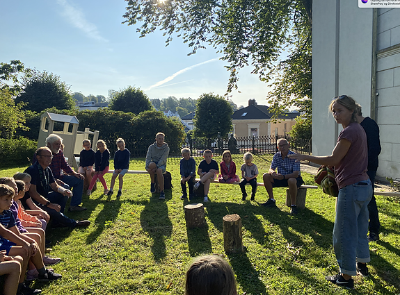 Fra spikke-workshop under kunstfestivalen Greenlightdistrict 2021 og omvisning i utstillingen NKs Temautstilling SKOG. 