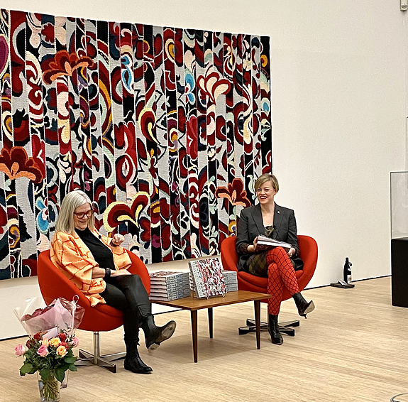 Fra kunstnersamtale under åpningen av Brita Beens utstilling MØNSTER OVERALT i 2022.