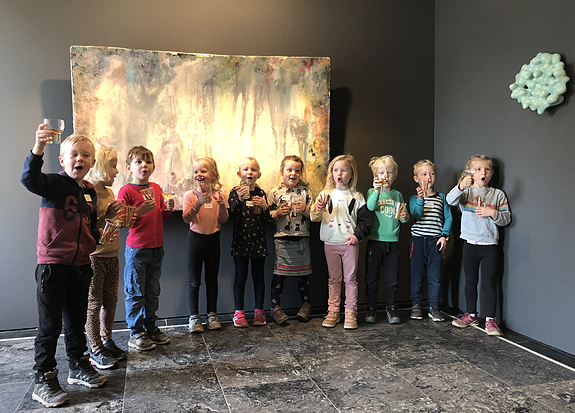 Barnehage på besøk i utstillingen til Tempelhaug og Gjedrem i 2021. 