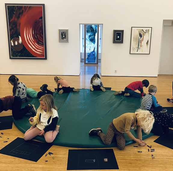 Barnehage på besøk i utstillingen til Øystein Selmer. Tegneworkshop.