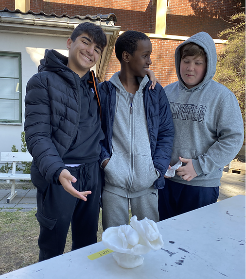 Fra workshop med Usikkerkunstjente - forming av plast.