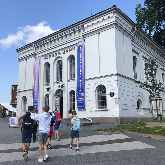 Vi tar imot grupper og skoleklasser til formidling jevnlig.