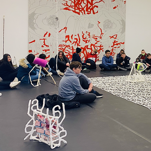 DKS med 8-klassene i Skien er faste poster. Her fra utstillingen til Usikkerkunstjente aka Iben Isabell Krogsgaard og Alexandra Jegerstedt.